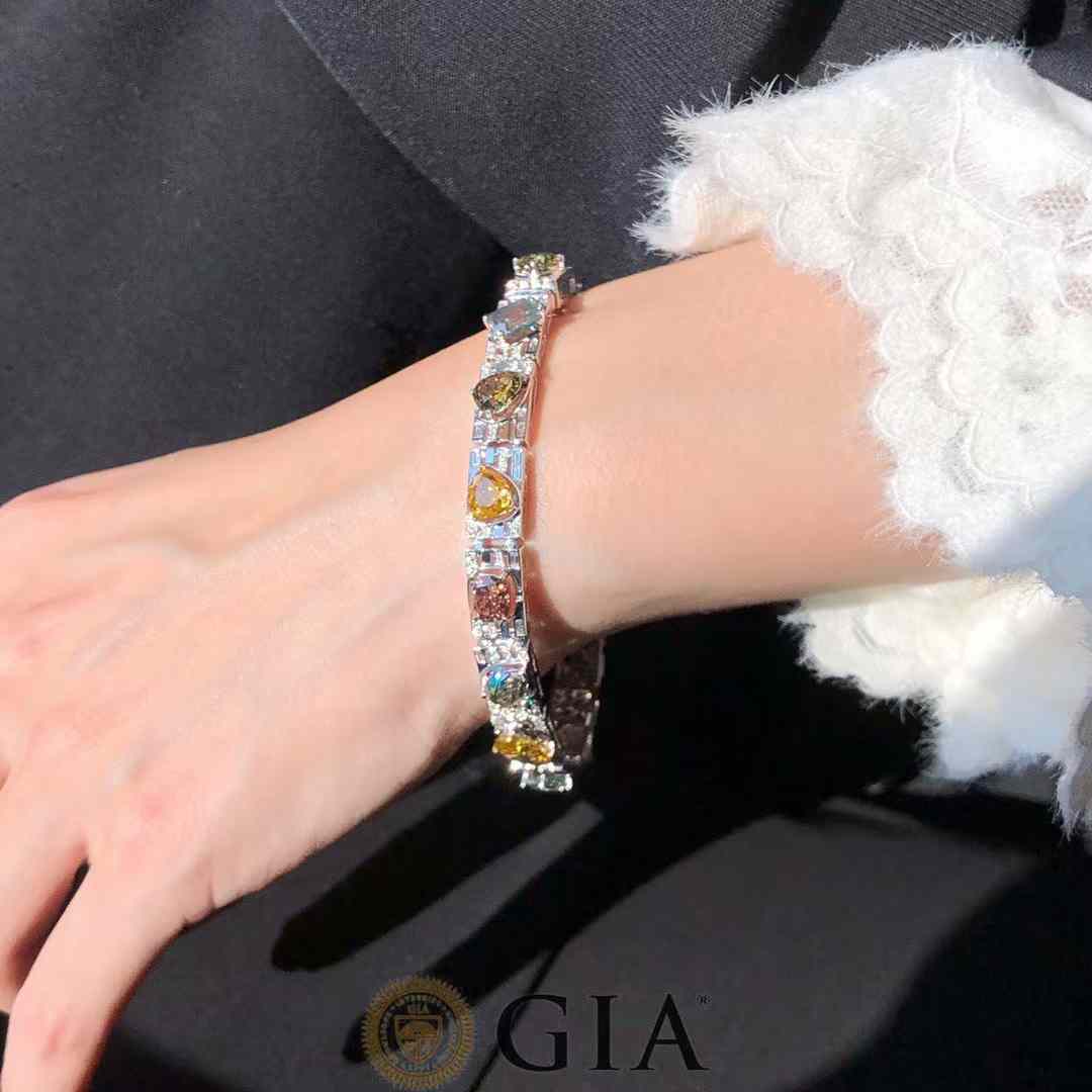 سوار من الألماس الملون الفاخر عيار 14 قيراطًا من معهد الأحجار الكريمة الأمريكي مع 0.70 قيراطًا من الألماس الأبيض