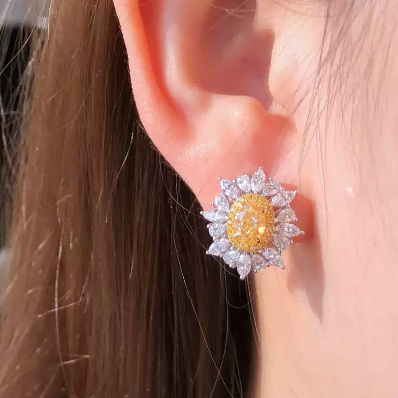 Boucle d'oreille ovale halo de diamants