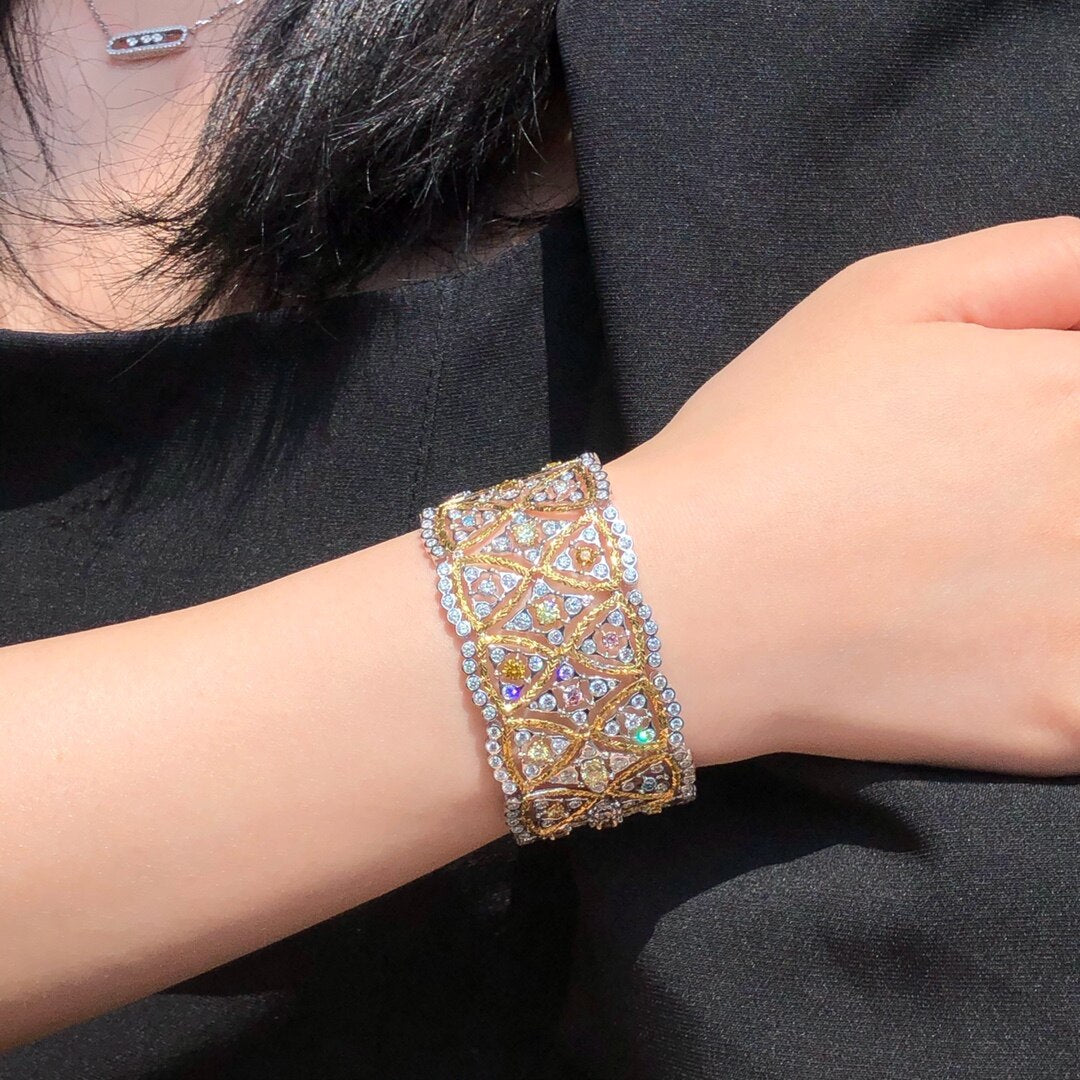 سوار فاخر من الألماس الأصفر والألماس الأبيض (12.59 قيراط)