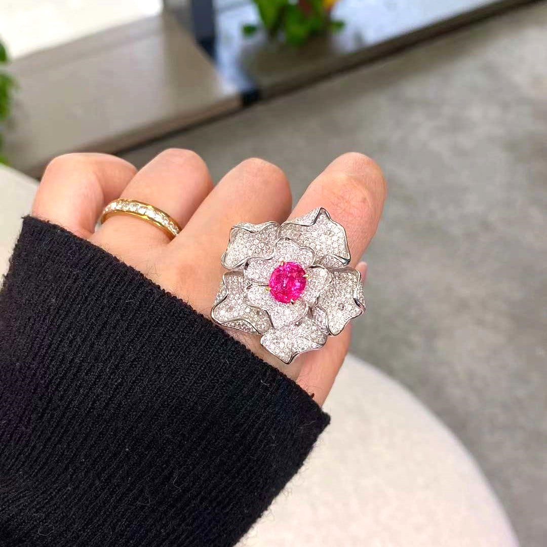 Bague de cocktail à grande fleur en spinelle naturelle et pavé de diamants