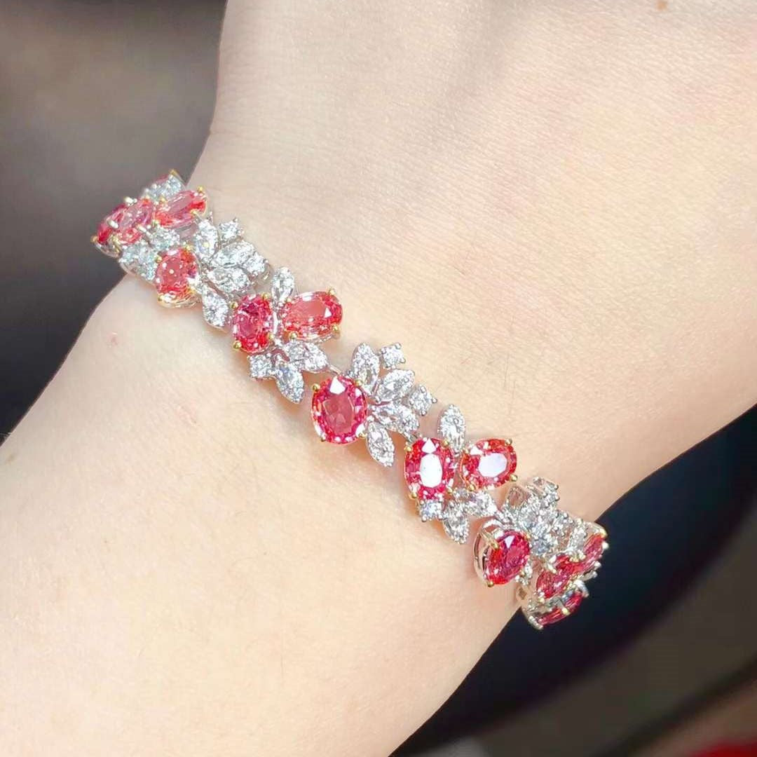 سوار من الألماس البرتقالي والياقوت الوردي عيار 18 قيراطًا فريدًا من نوعه