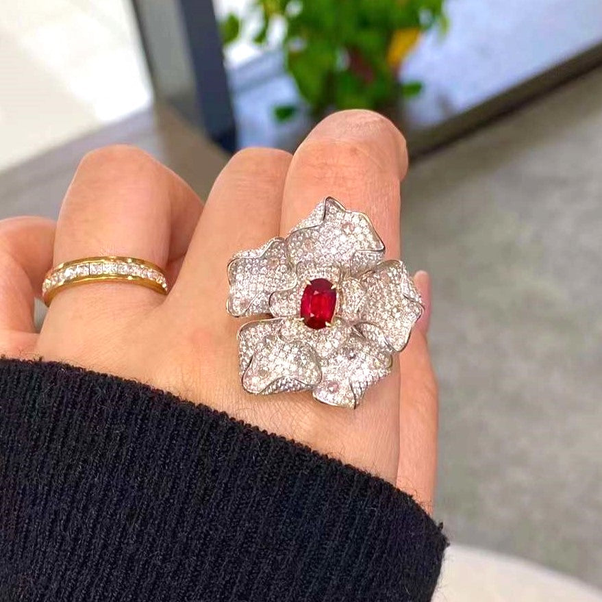 خاتم كوكتيل كبير من الألماس والياقوت الطبيعي مرصوف بالذهب الأبيض عيار 18 قيراط