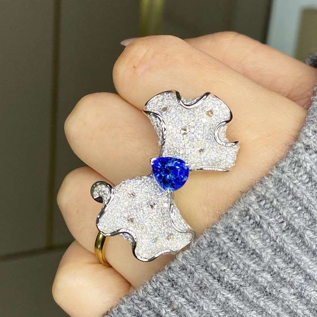 Bague à grand nœud en diamant et saphir royal