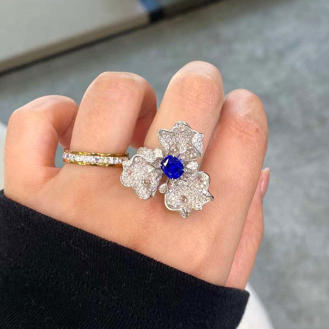 Кольцо из белого золота 18 карат с синим сапфиром и бриллиантами