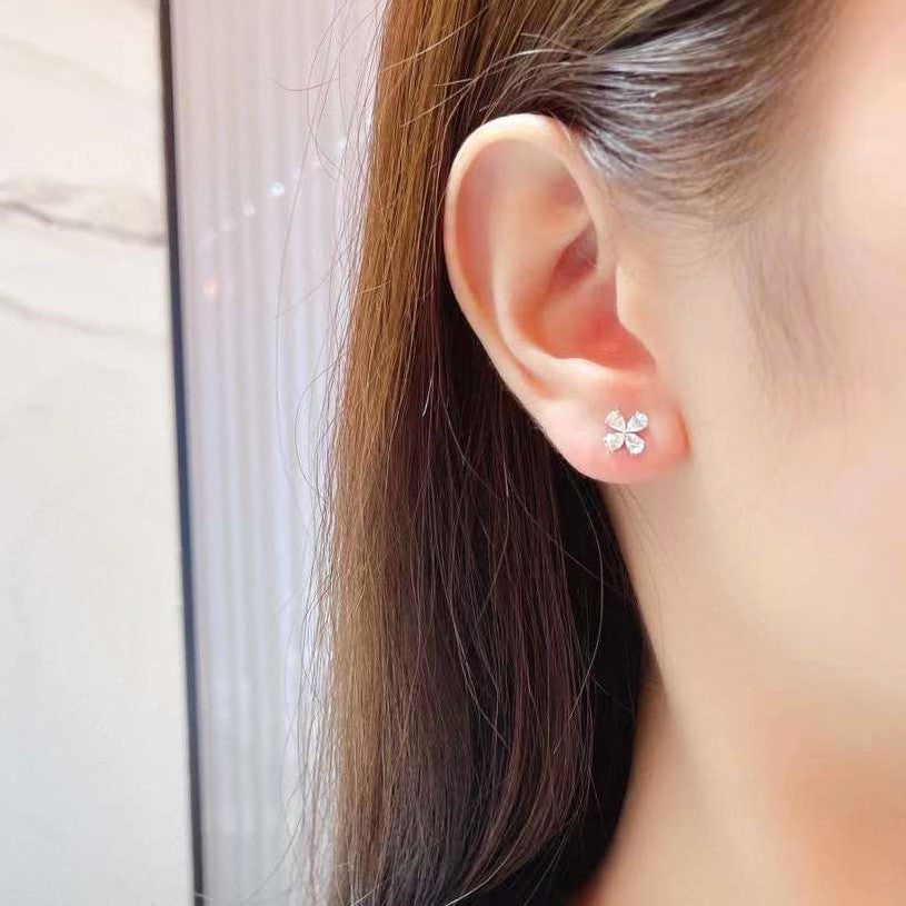 Boucles d'oreilles à tige en forme de fleur de diamant en 18 carats