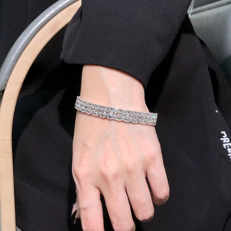 سوار تنس من الألماس الأبيض وقطع الزمرد من الذهب عيار 18 قيراط