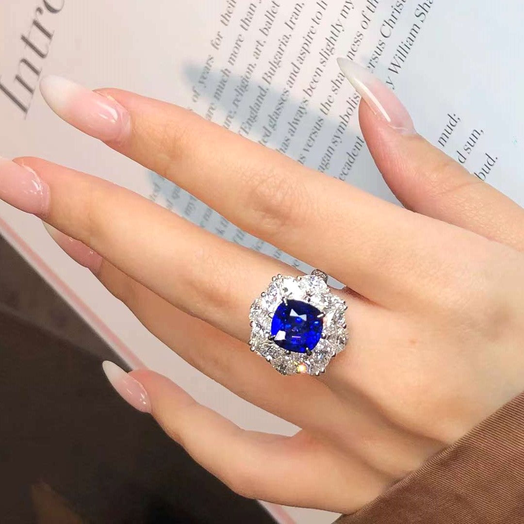 خاتم هالة من الياقوت الأزرق الملكي المعتمد من الذهب الأبيض عيار 18 قيراط