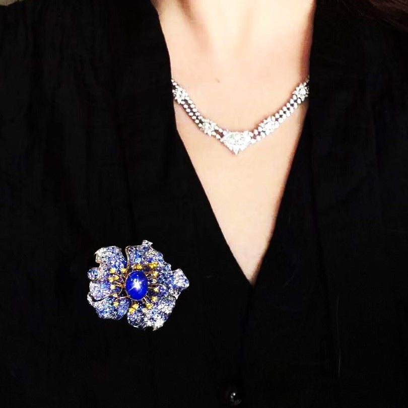 بروش كبير من الياقوت والماس على شكل زهرة من الذهب الأبيض عيار 18 قيراط