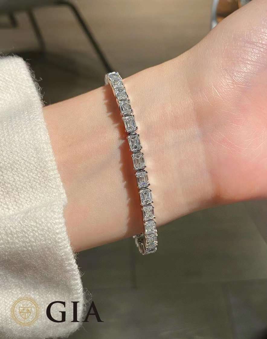 18K White Gold Emerald Cut Diamond Bangle Bracelet