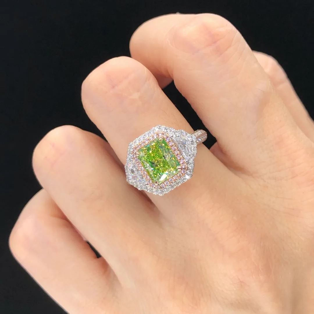 Bague de fiançailles halo à trois pierres