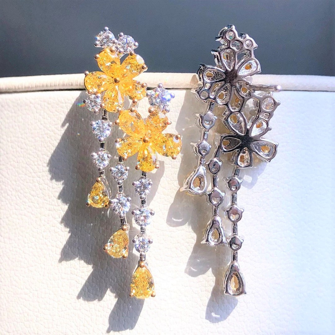 4.30 カラットのファンシー イエロー ダイヤモンド ダングル イヤリング