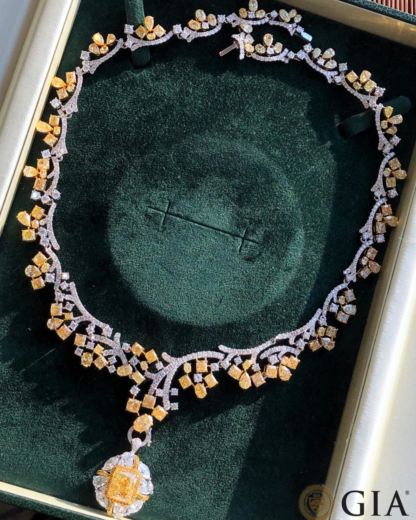قلادة كبيرة من الألماس الأصفر والأبيض عيار 37.70 قيراطًا عيار 18 قيراطًا