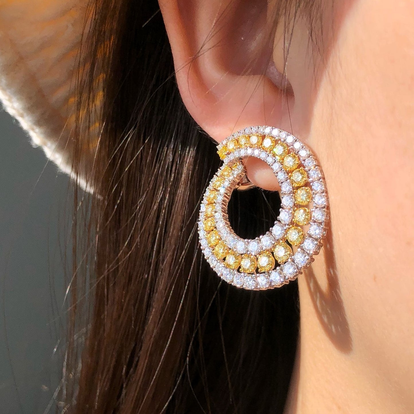 Необычные боковые серьги с белыми и желтыми бриллиантами Большие серьги-кольца с бриллиантами