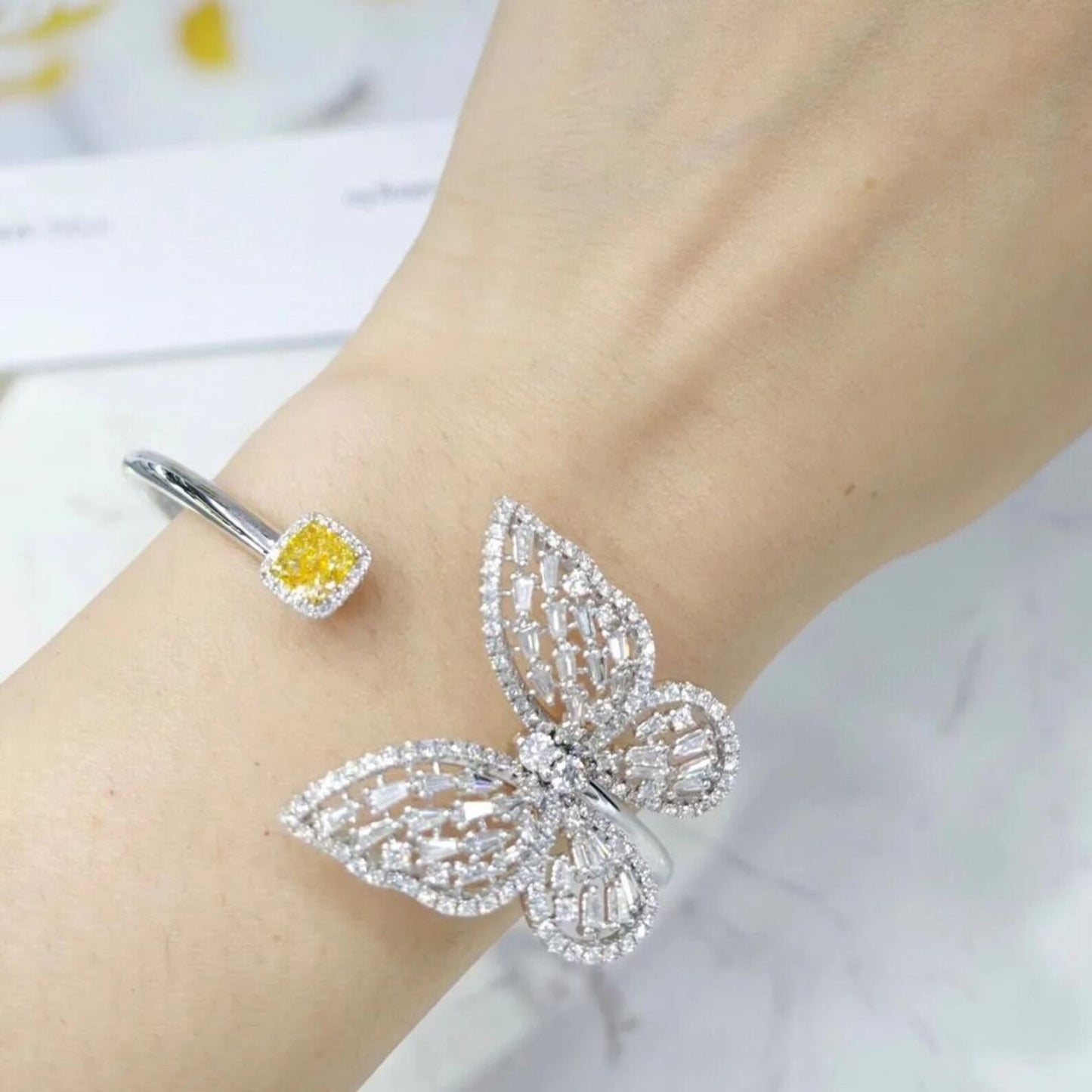 Bracelet jonc ouvert grand papillon