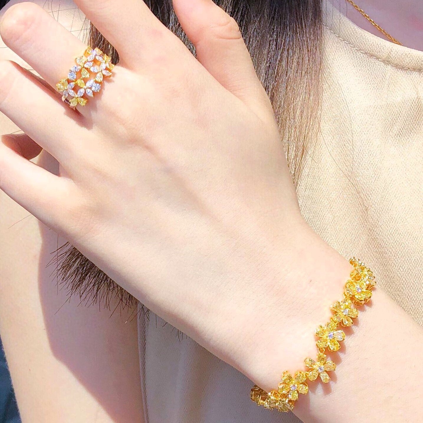 “11 carat fancy yellow diamond bracelet in 18k gold”