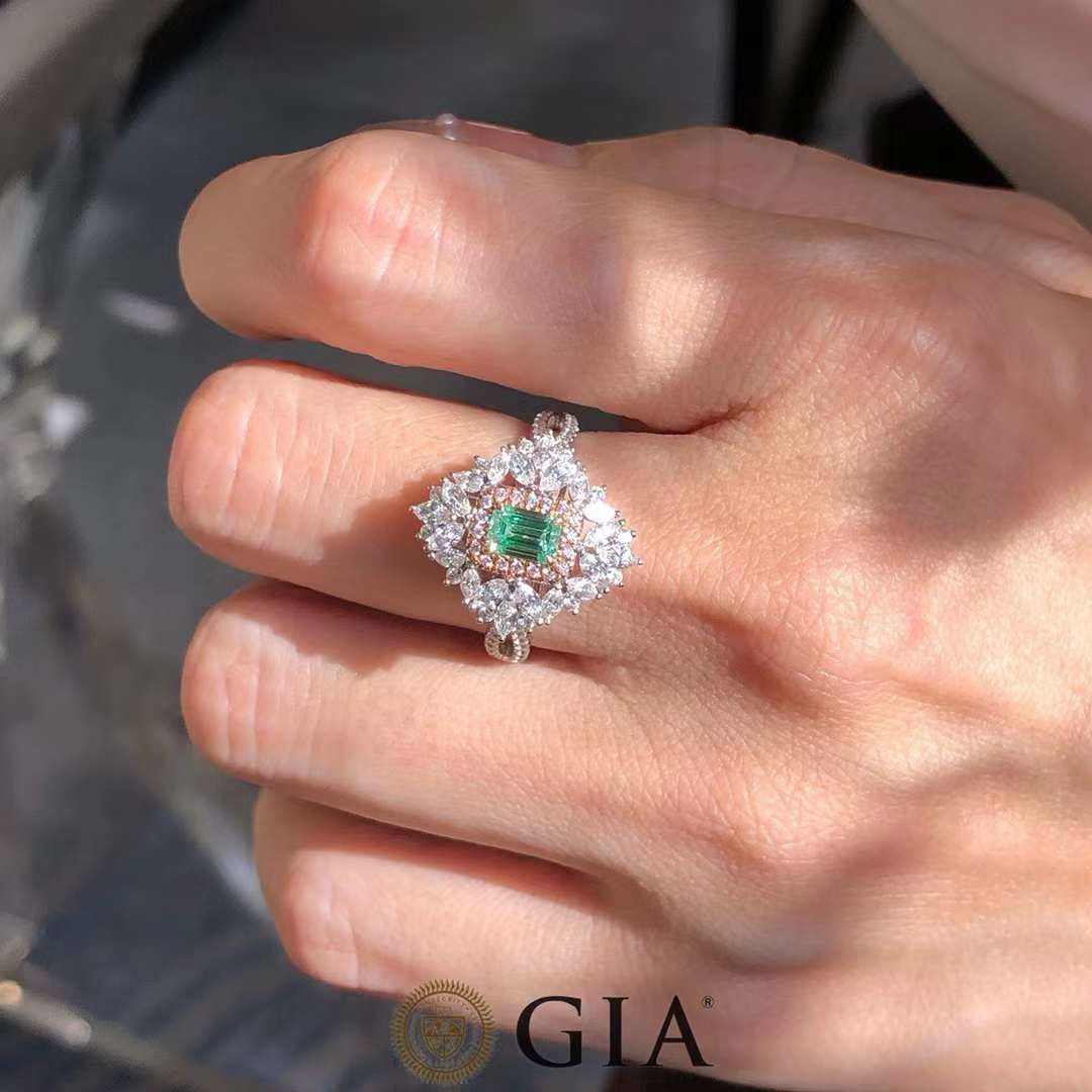 Bague avec diamant vert taille émeraude