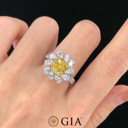 Bague bicolore fantaisie jaune intense GIA diamant halo poire blanche