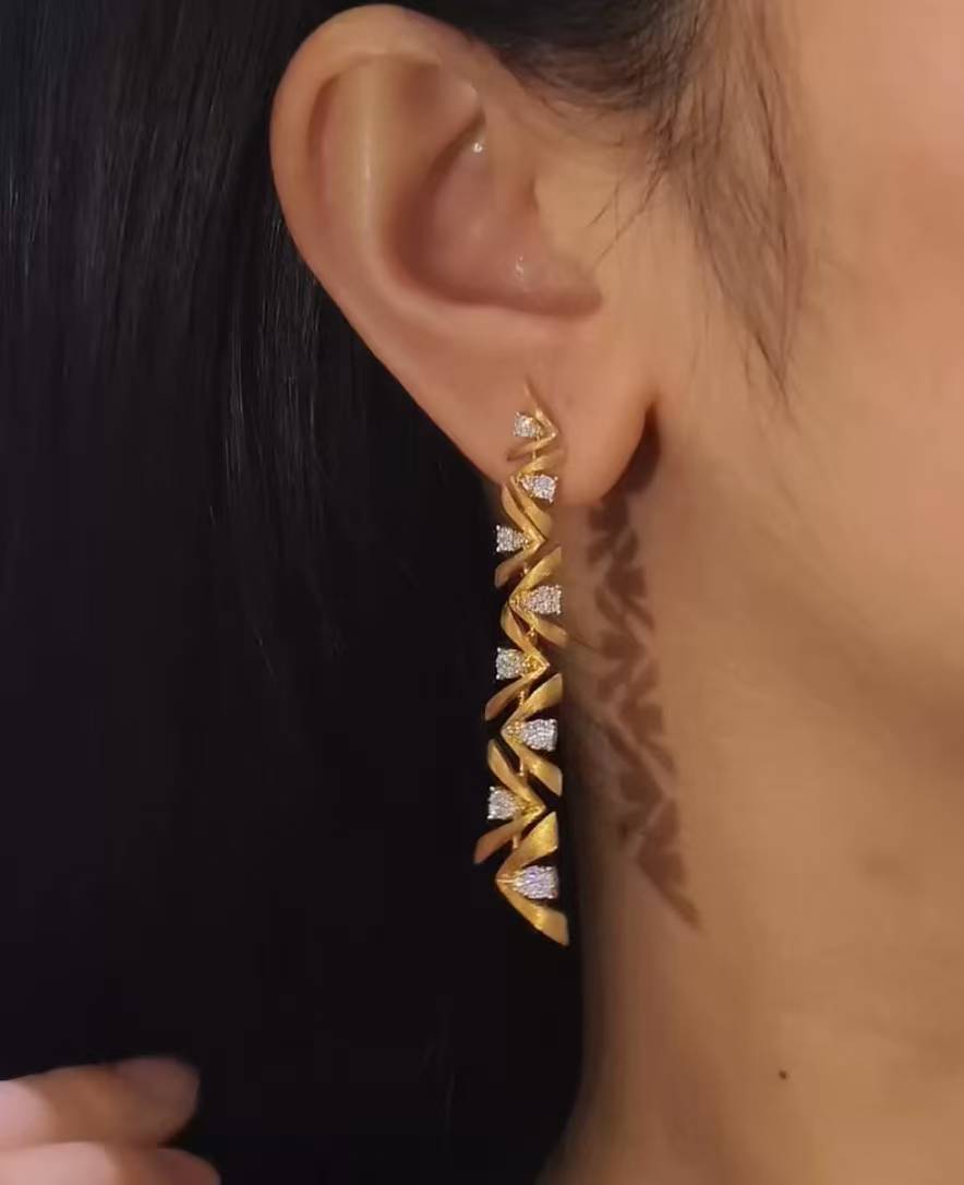 Elegant 18K yellow gold drop earrings featuring 0.62 carats of natural diamonds.