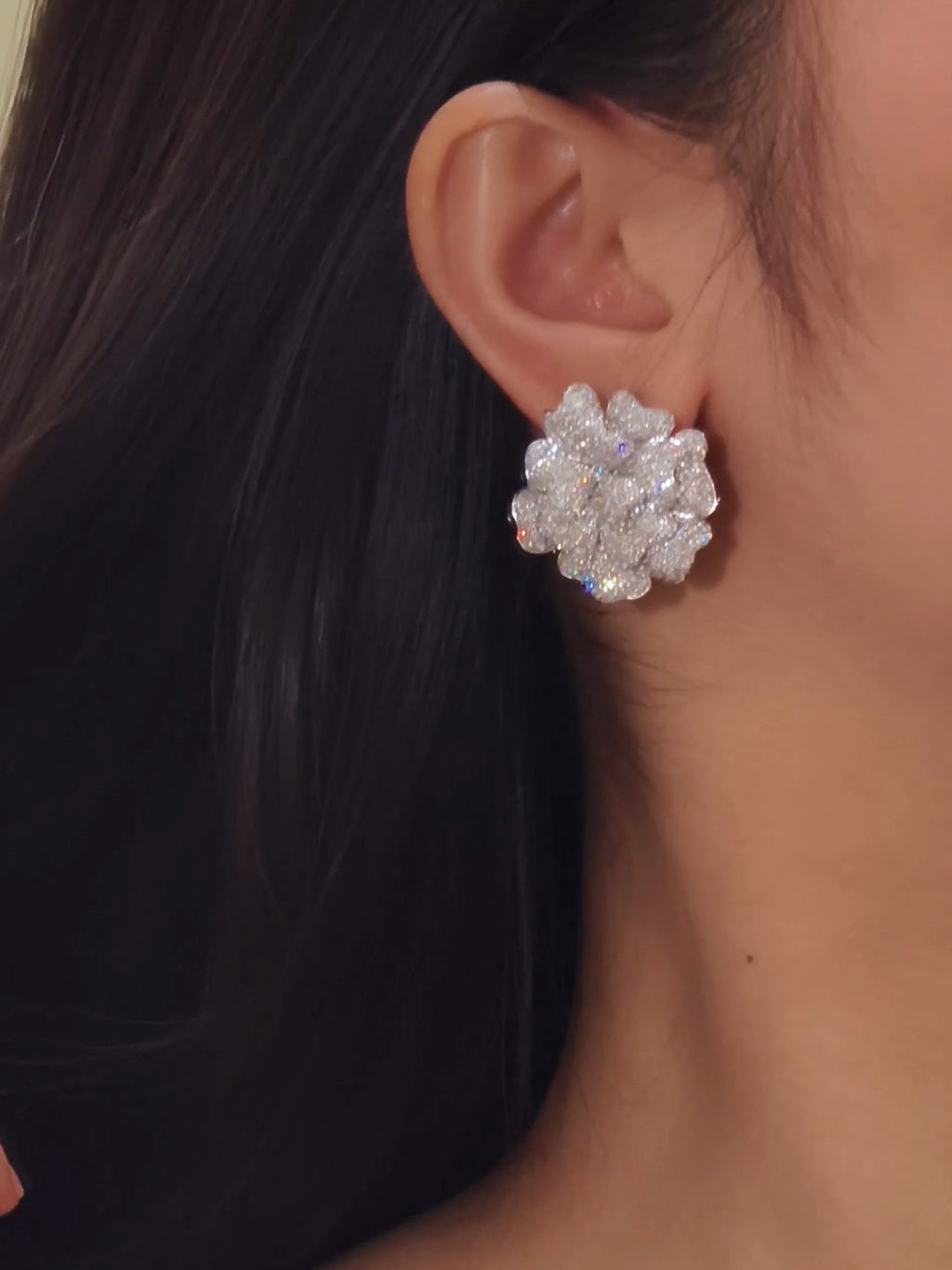 18K gold floral earrings adorned with pavé natural diamonds