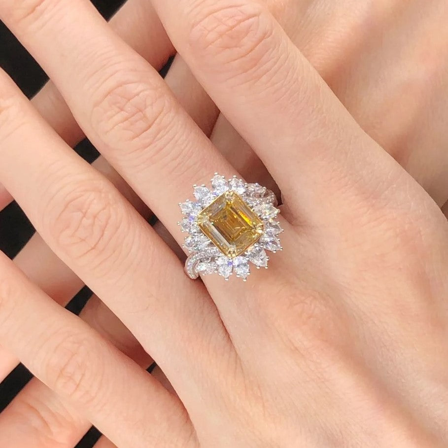 Bague cocktail fantaisie avec halo de diamants blancs marron et jaune 