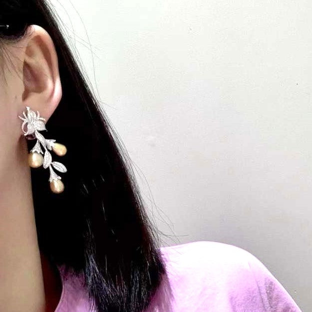 Boucles d'oreilles pendantes en perles naturelles et diamants 