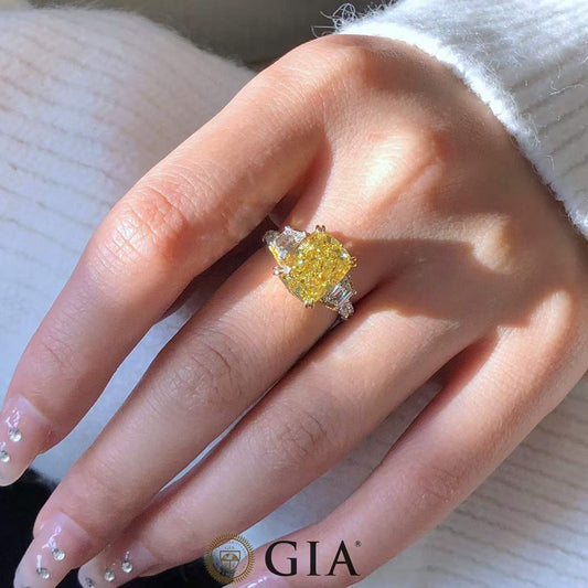 Bague de fiançailles avec diamant taille brillant jaune intense fantaisie 