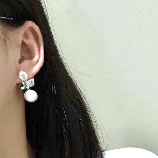 Mini boucles d'oreilles pendantes en perles et diamants