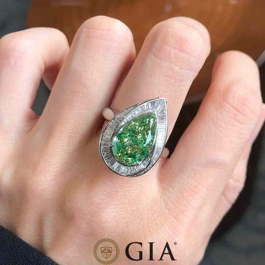 Bague halo de diamants verts taille poire 