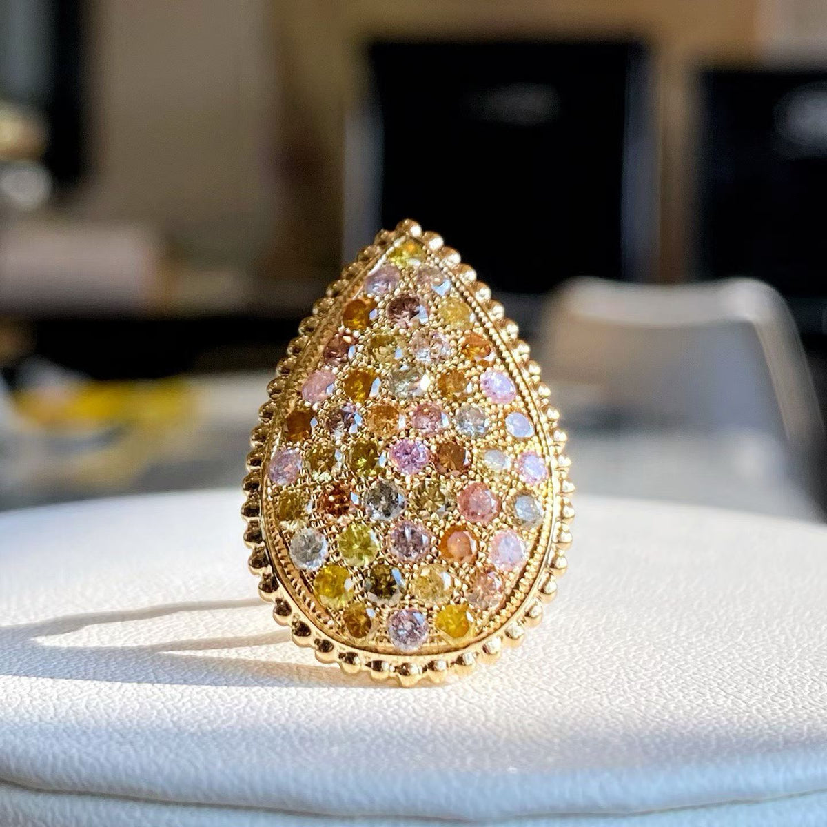 Anillo de color elegante