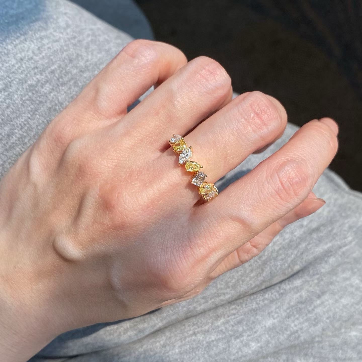 Half-Band Rings with Yellow or Pink Diamonds – 18K Gold