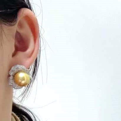 Flower Diamond Pearl Stud Earrings in 18k White Gold