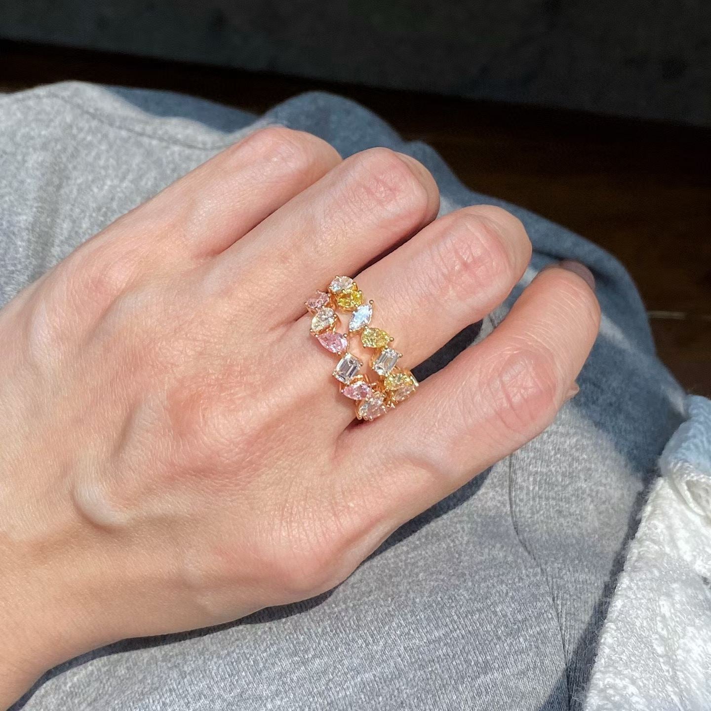Half-Band Rings with Yellow or Pink Diamonds – 18K Gold