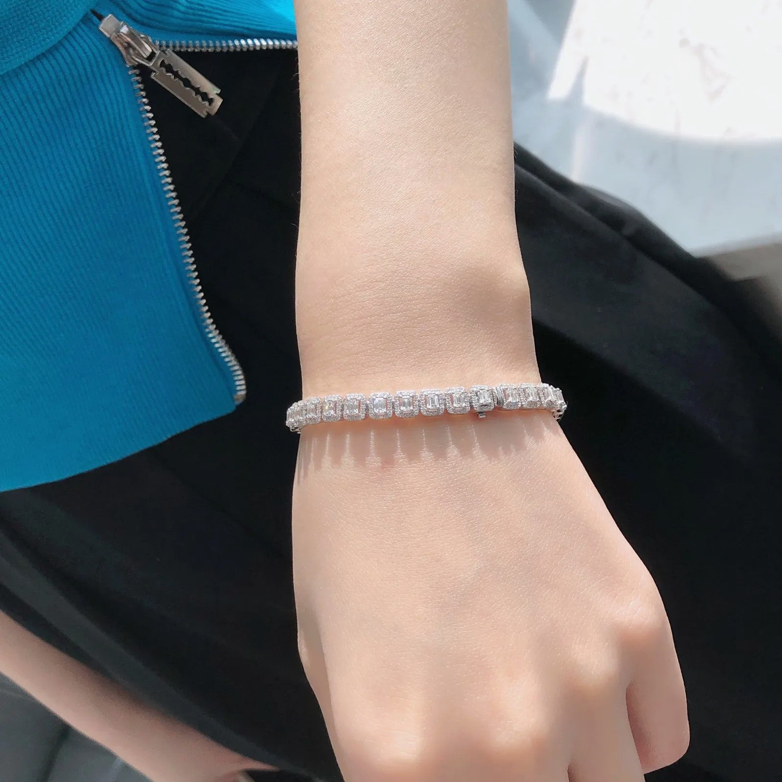 Bracelet tennis halo de diamants taille émeraude