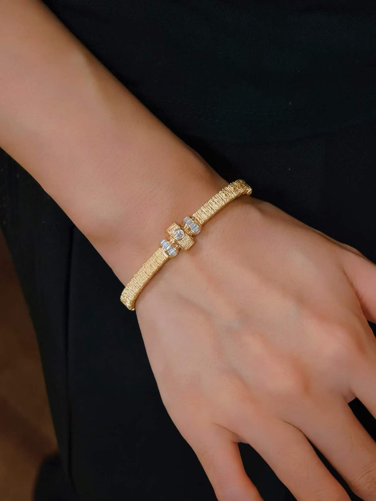 18K Gold Ladder-Link Diamond Bangle – Fixed Design