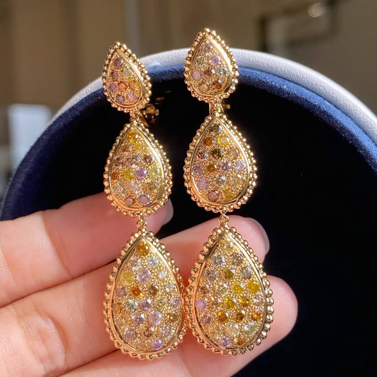 Pendientes con piedras de colores