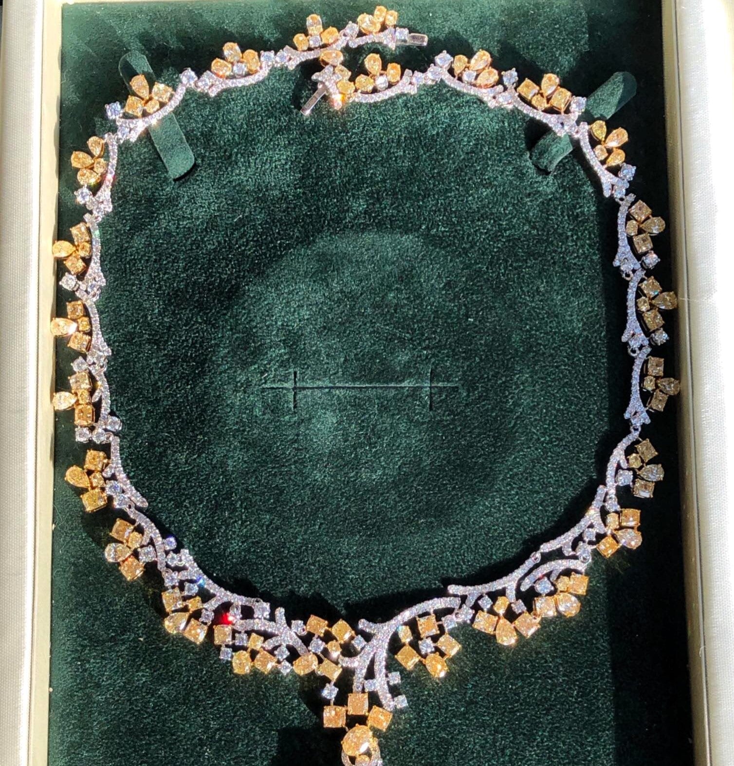 ラージ 37.70 カラット ホワイト & ファンシー イエロー ダイヤモンド 18K マルチ シェイプ ネックレス