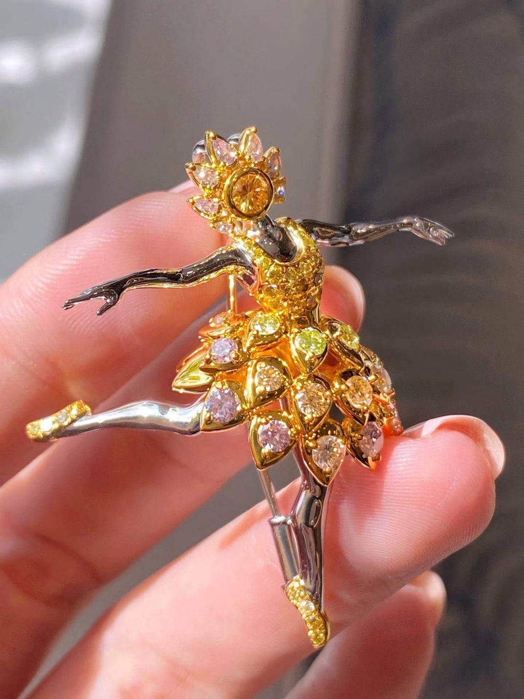 Ballerina Brooch – Fancy Gradient Diamonds 1.70ct 18K Gold