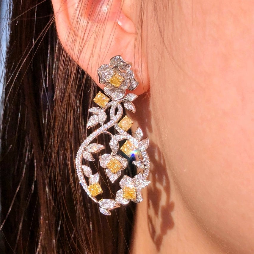 “4.46ct fancy yellow and white diamond drop earrings in 18k gold”