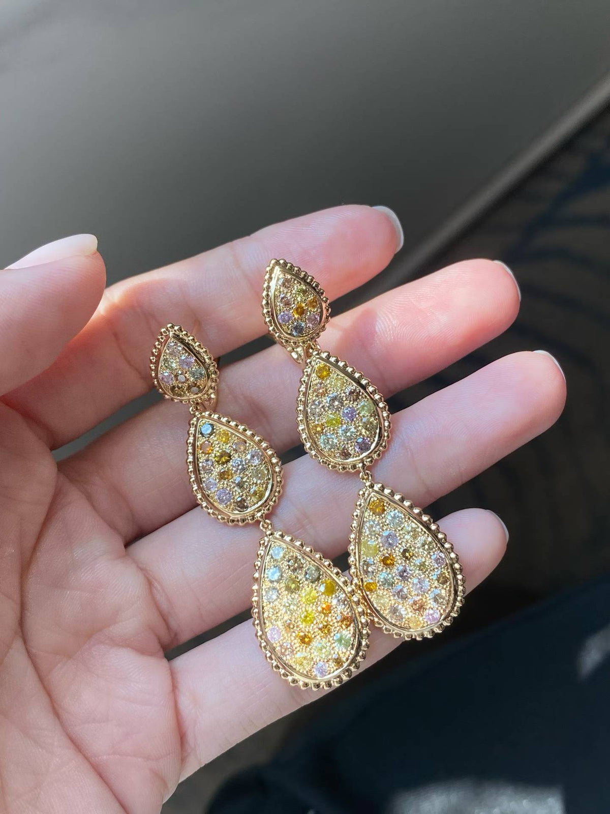 Pendientes con piedras de colores