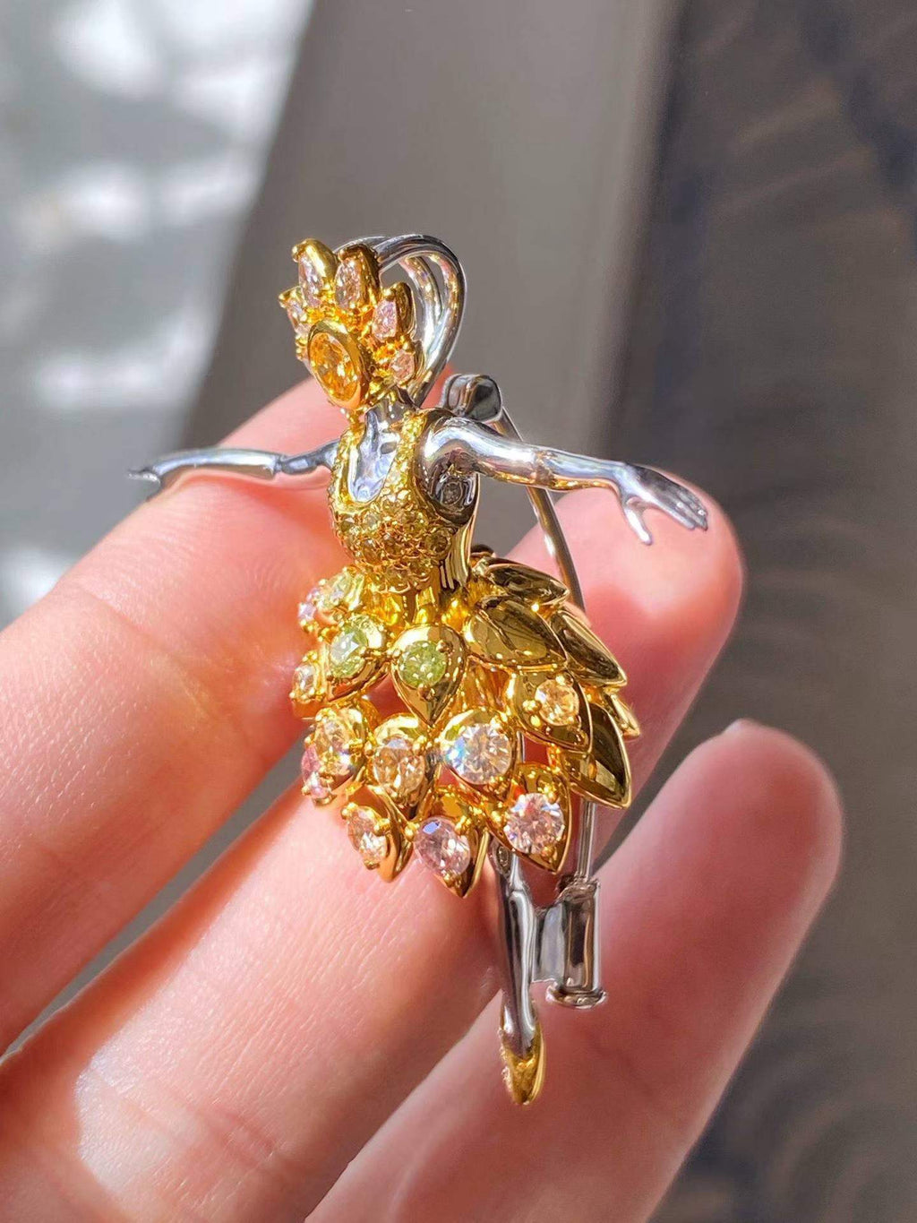 Ballerina Brooch – Fancy Gradient Diamonds 1.70ct 18K Gold
