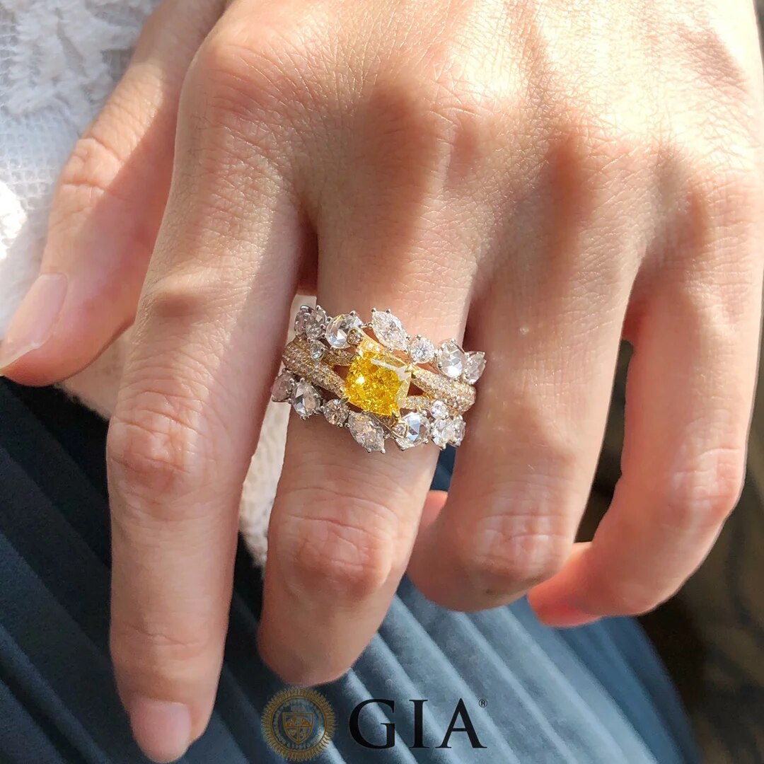 Необычное желто-белое кольцо с бриллиантом разной формы