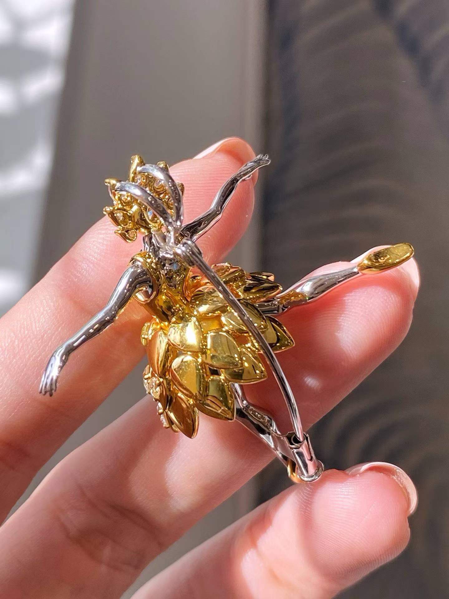 Ballerina Brooch – Fancy Gradient Diamonds 1.70ct 18K Gold