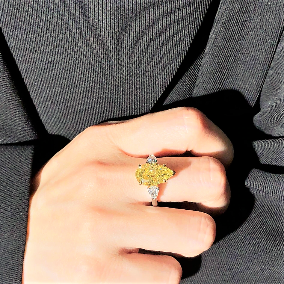  5 carat fancy yellow pear-shaped diamond ring with 0.60ct white diamonds, GIA certified, set in 18K gold.