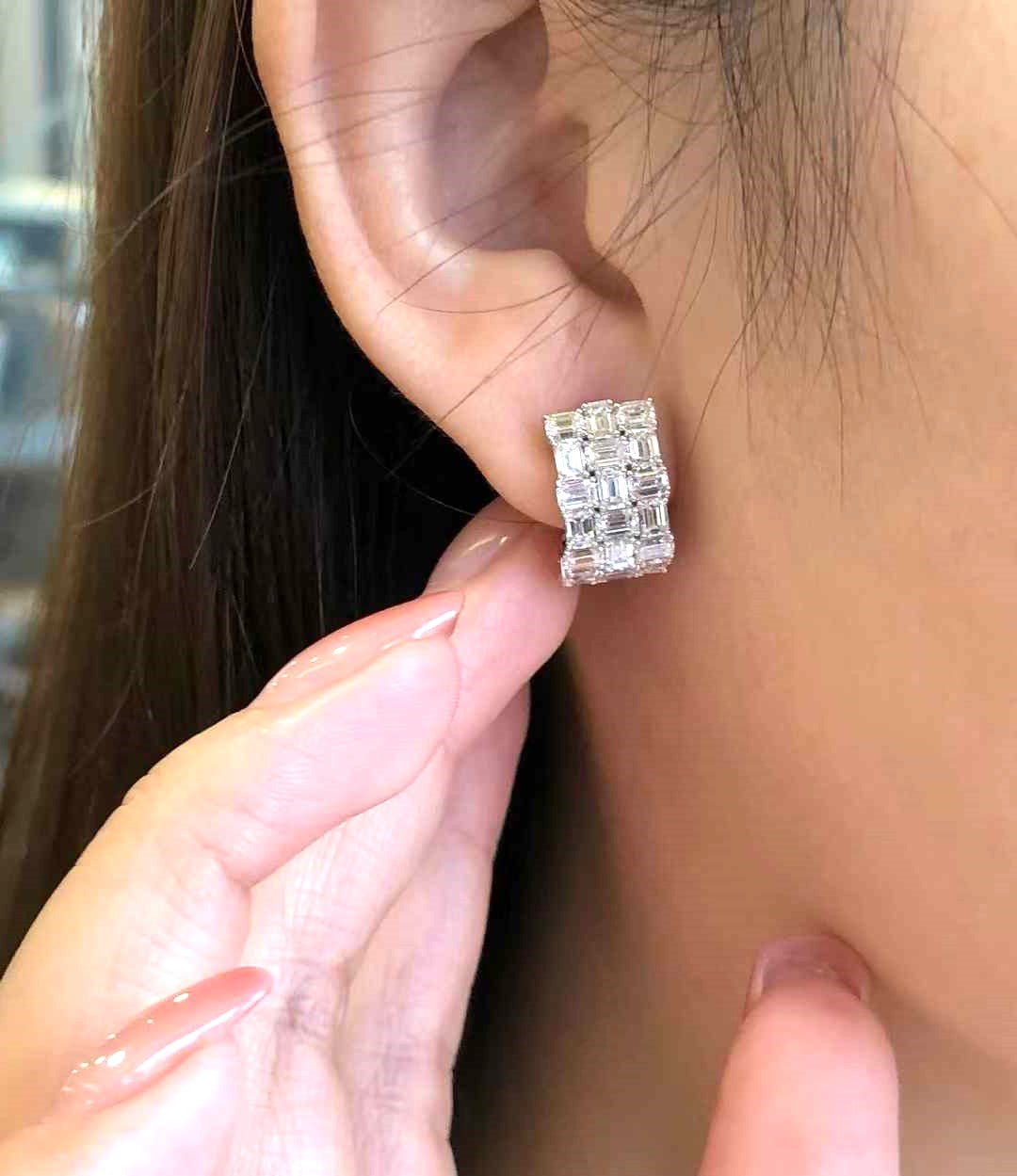 Baguette diamond hoop earrings in 18K white gold 