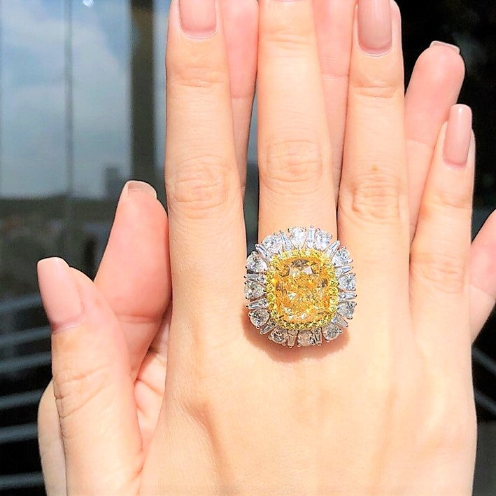  Close-up of 10ct yellow diamond convertible setting in dual-tone 18K gold.