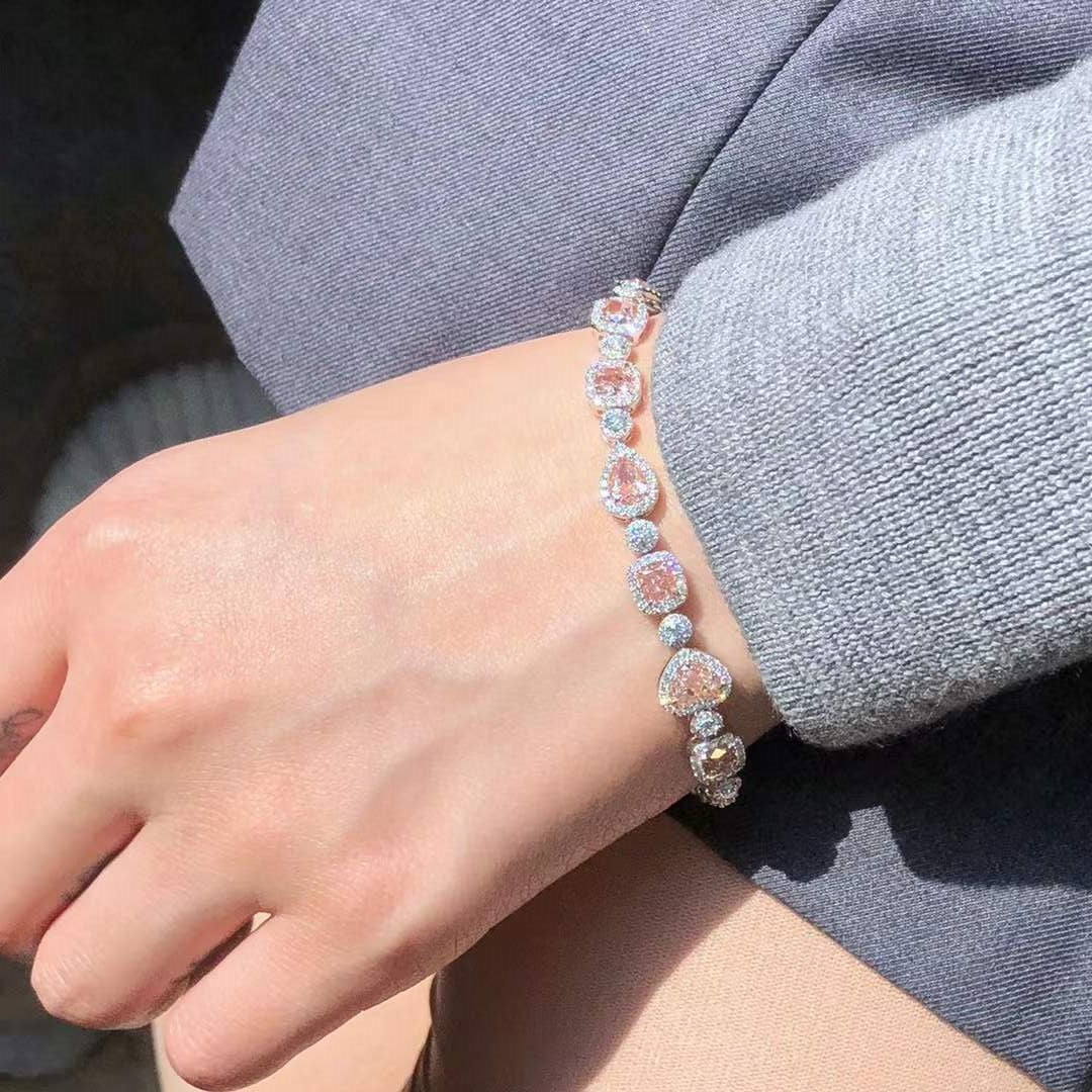 Detailed view of the 18k white gold bracelet with 6 carats of pink diamonds and 2.40 carats of white diamonds, emphasizing the intricate craftsmanship