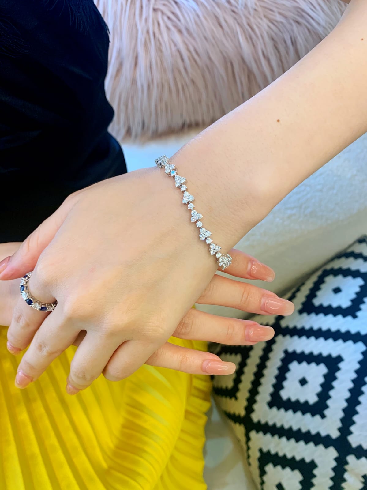 Gros plan sur un bracelet tennis en or blanc avec diamants à pois de 2,60 carats