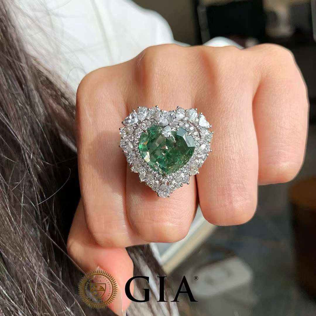 Bague en diamant vert en forme de cœur certifiée GIA 