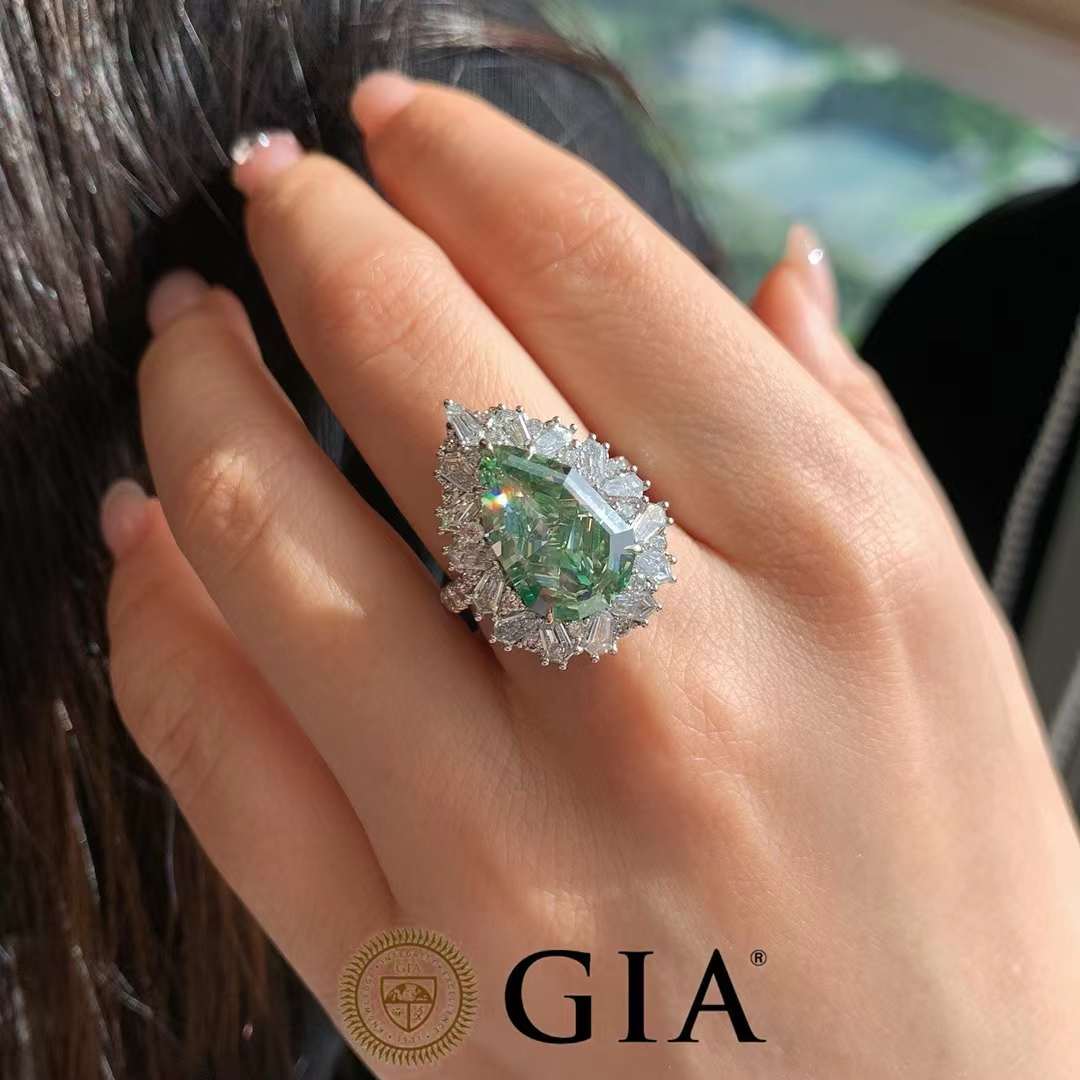Bague en diamant vert taille poire mixte certifiée GIA 