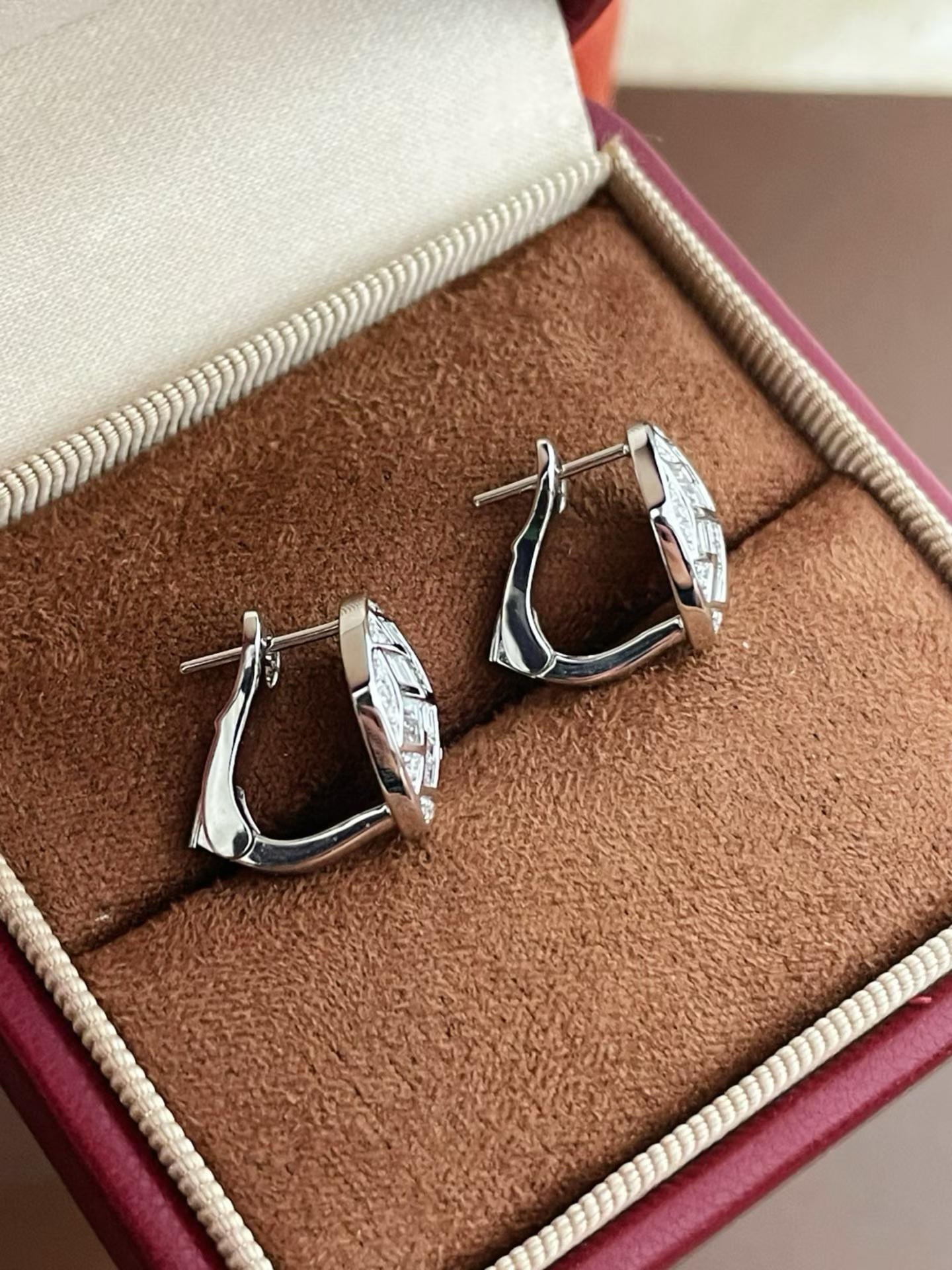 Luxury vintage-inspired baguette diamond earrings in white gold